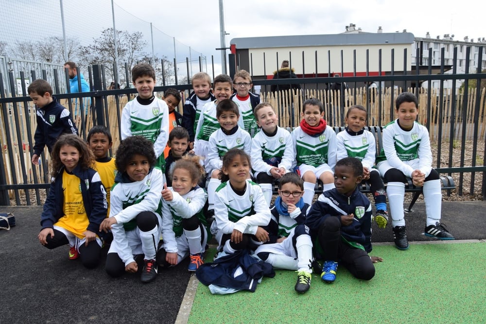 Photo d’archives des jeunes footballeurs de l’AS Maurepas avec leur équipe